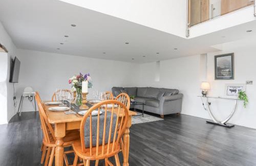 Brynrefail House | Gwel Y Fenai