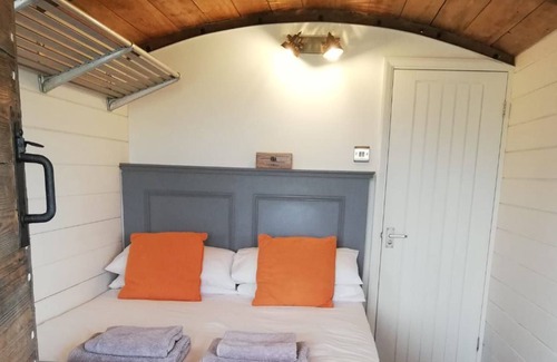 Newenden Cottage | GWR Toad - Original converted train carriage - Sleeps 2 - watch steam trains pass by 20ft away