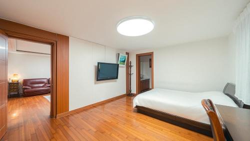 Gyeongju House | Gyeongju Recreation Area Hanok Pool Villa