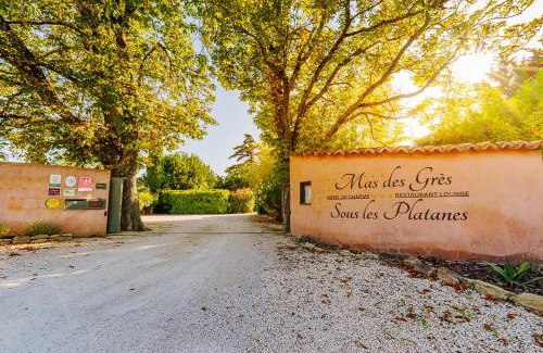 Lagnes Hotel | Hôtel Le Mas des Grès & Restaurant Sous les Platanes