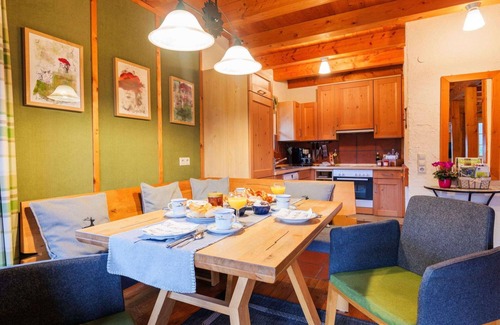 Ehlenbogen House | Hüttenchalet Waldschatz: Sauna Kamin Garten