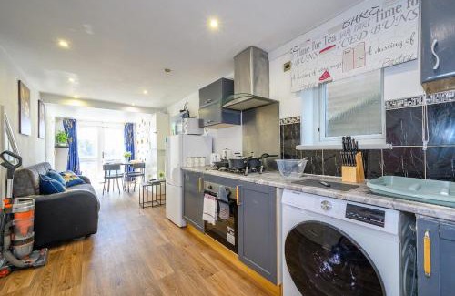 Heckmondwike Apartment | H17B Cosy & Welcoming house & Private parking
