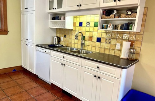 Golden House | Habart Retreat - Spacious Family Home