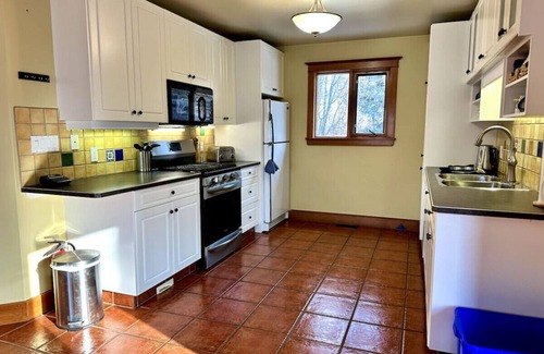 Golden House | Habart Retreat - Spacious Family Home