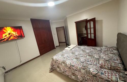 Machala House | Habitación Crucitas Piedra en Machala