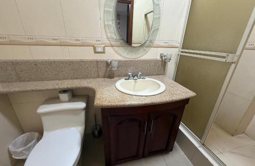 Machala House | Habitación Crucitas Piedra en Machala