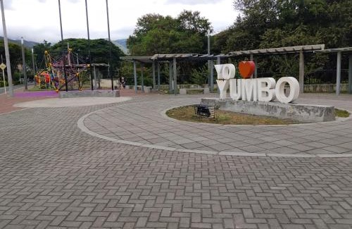 Yumbo House | Habitación King con baño privado, AC, cerca a centro de eventos, aeropuerto,zona bancaria y comercial