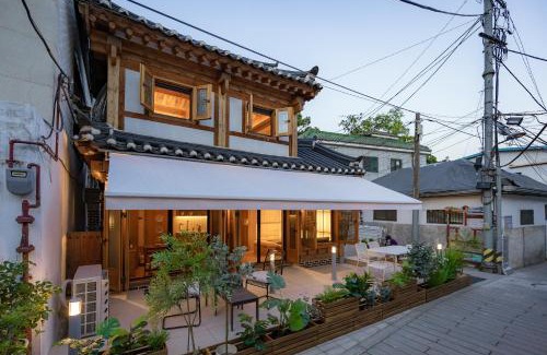 Jongno Villa | Haeon Seoul,2층 한옥 독채,서울 핫플 중심가에 위치,주요 핫플 도보 이동,테라스,지하철과공항버스5분,종로,익선동,경복궁,북촌한옥마을,명동