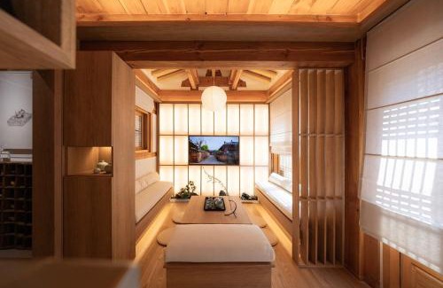 Jongno Villa | Haeon Seoul,2층 한옥 독채,서울 핫플 중심가에 위치,주요 핫플 도보 이동,테라스,지하철과공항버스5분,종로,익선동,경복궁,북촌한옥마을,명동