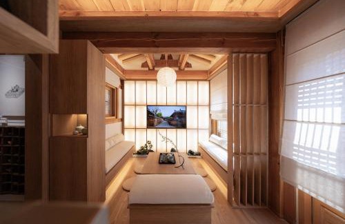 Jongno Villa | Haeon Seoul,2층 한옥 독채,서울 핫플 중심가에 위치,주요 핫플 도보 이동,테라스,지하철과공항버스5분,종로,익선동,경복궁,북촌한옥마을,명동