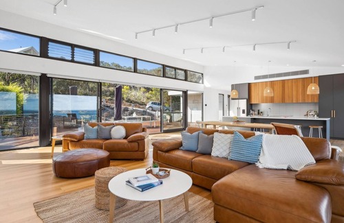 Fairhaven House | Hakea Ridge in Fairhaven offers a stylish retreat just minutes from the beach