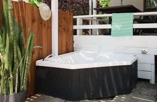 Punaluu House | Hale Kekana, Beachfront Estate