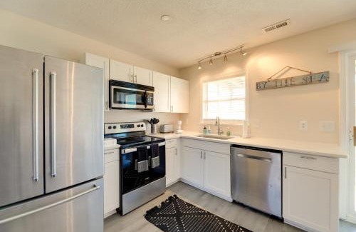 Atlantic Beach House | half Mi to Atlantic Beach Townhome with Balcony!