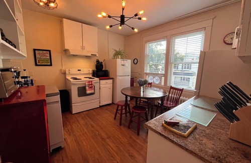 South End House | Halifax Downtown 1 QUEEN BEDROOM in Century Flat - 30 + Nights June/Aug 31