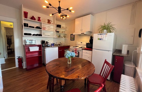 South End House | Halifax Downtown 1 QUEEN BEDROOM in Century Flat - 30 + Nights June/Aug 31