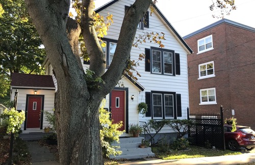 South End House | Halifax Downtown 1 QUEEN BEDROOM in Century Flat - 30 + Nights June/Aug 31
