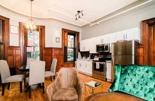 Manchester House | Hamilton Poet's Library | Near Stadiums | PARKING!