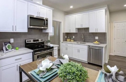 Horace Mann Apartment | Hammerhead Room | SJ Shark House