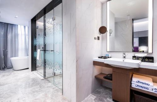 Yongding Hotel | Hampton by Hilton Zhangjiajie Tianmen Mountain - Strategically situatedopposite the Tianmen Mountain Cable Car Station -Complimentary airport shuttle service is offered English-speaking customer service