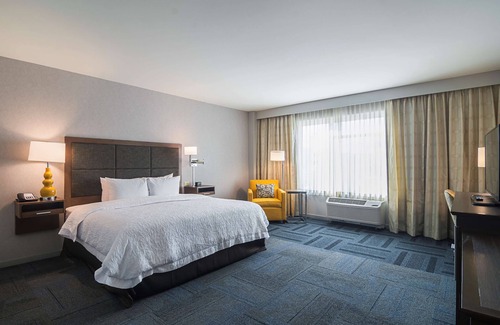 Rogers Park Hotel | Hampton Inn Chicago North-Loyola Station