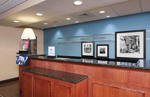 Grand Rapids Hotel | Hampton Inn & Suites Grand Rapids-Airport 28th St