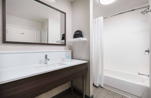 Downtown Baltimore Hotel | Hampton Inn & Suites Baltimore Inner Harbor