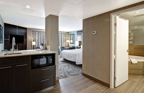 Calgary Hotel | Hampton Inn & Suites by Hilton Calgary-Airport