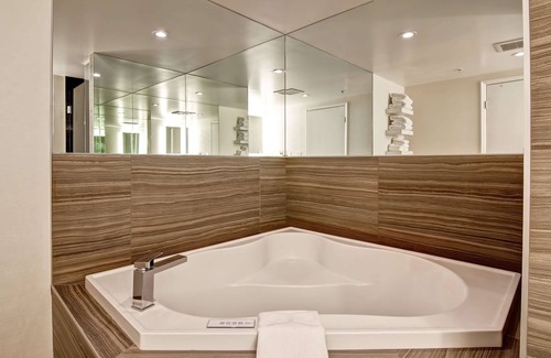 Calgary Hotel | Hampton Inn & Suites by Hilton Calgary-Airport
