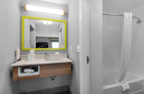 Ferry Pass Hotel | Hampton Inn & Suites Pensacola I-10 N at Univ. Town Plaza