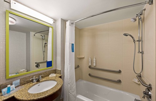 Crown Heights Hotel | Hampton Inn & Suites Poughkeepsie