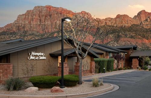 Zion National Park South Entrance Hotel | Hampton Inn & Suites Springdale/Zion National Park