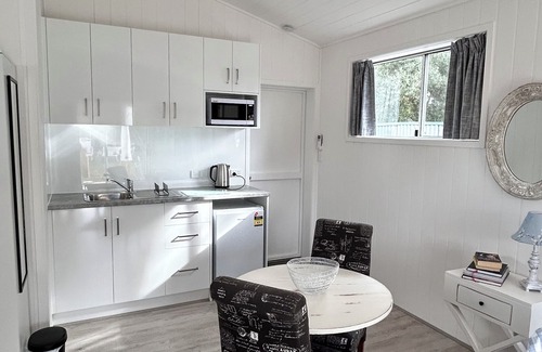 Strathalbyn Apartment | Hamptons style, studio retreat with light continental breakfast included