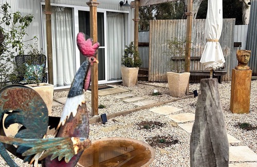 Strathalbyn Apartment | Hamptons style, studio retreat with light continental breakfast included