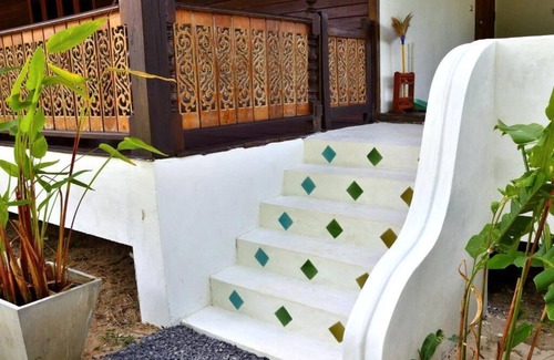 Mae Nam House | Handcrafted Lodge short walk from Mae Nam beach