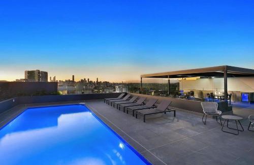 Greenslopes Apartment | Hanlon Park Escape 250m to Stones Corner Village