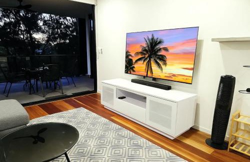Greenslopes Apartment | Hanlon Park Escape 250m to Stones Corner Village