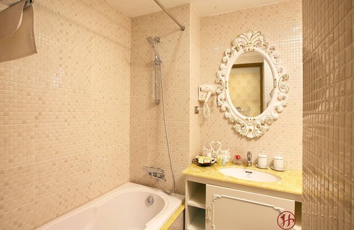 Hang Buom Hotel | Hanoi Hotel Royal