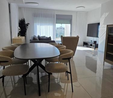 Haifa House | Hantke22 Horev Penthouse Jacuzzi 4BD