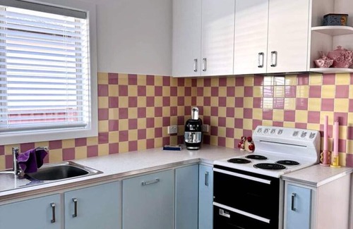 Shepparton South House | Happy Stays - Retro Haven