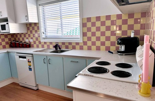 Shepparton South House | Happy Stays - Retro Haven