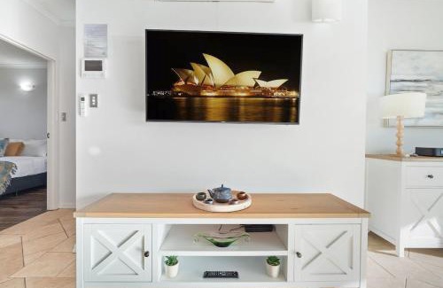 Cullen Bay Apartment | Harbour Haven Penthouse with Marina view, Balcony and BBQ