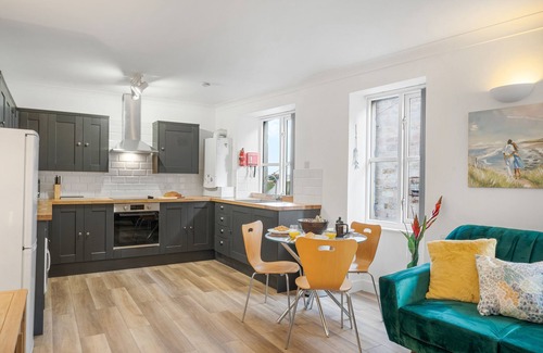Mylor Churchtown Apartment | Harbour Steps is the ideal bolthole for two looking to stay in the hustle and bustle of Falmouth; on