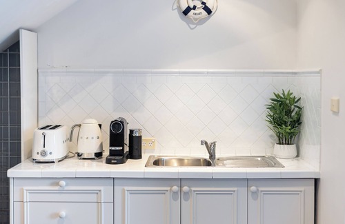 McMahons Point House | Harbour View King Bed - Captain's Retreat