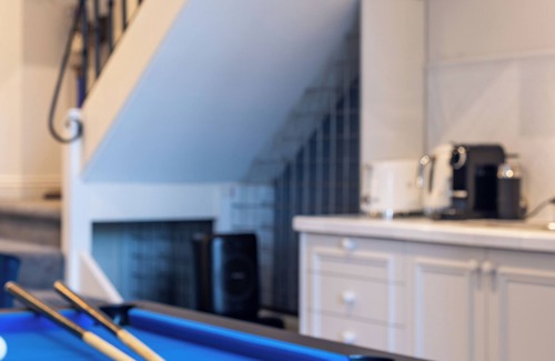 McMahons Point House | Harbour View King Bed - Captain's Retreat