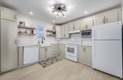 Terra Nova House | Harbourfront Downtown home with Hot Tub!