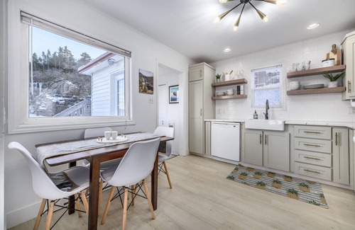 Terra Nova House | Harbourfront Downtown home with Hot Tub!