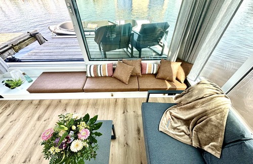 Woudsend House | Harboursuite Woudsend incl. motorboot by Interhome