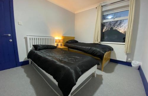 King's Lynn Cabin | Harewood Lodge - Single and Double Rooms Self Serve Apartment