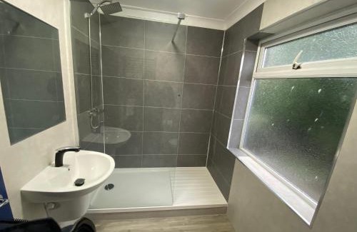 King's Lynn Cabin | Harewood Lodge - Single and Double Rooms Self Serve Apartment