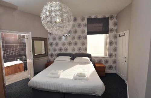 Harrogate City Centre Apartment | Harrogate Self Catering - Harrogate Convention View Suite - 5 En-suite Bedrooms